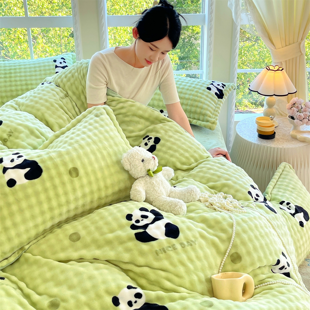 91家纺网 家纺一手货源 找家纺 凯儿家纺 2025新款兔毛牛奶泡泡绒四件套 小熊猫绿