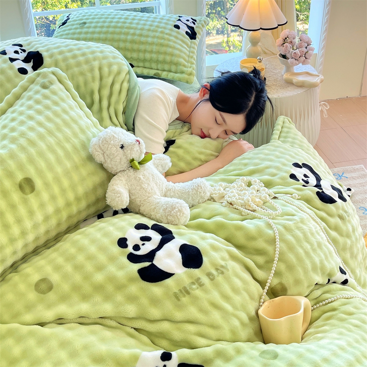 91家纺网 家纺一手货源 找家纺 凯儿家纺 2025新款兔毛牛奶泡泡绒四件套 小熊猫绿