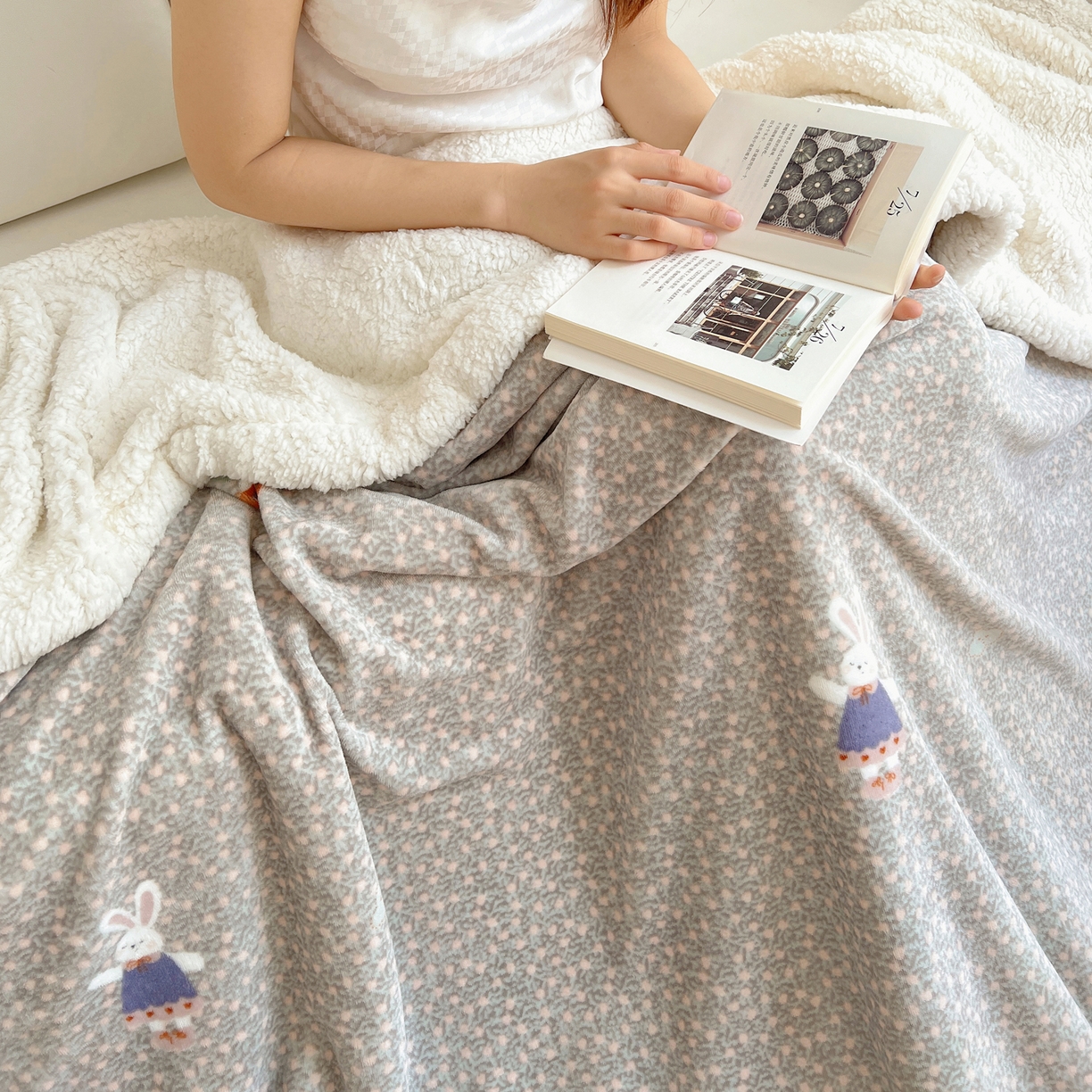 91家纺网 家纺一手货源 找家纺 桃子家居 2025新款A类ins小清新少女可爱奶油猫咪卡通加厚牛奶绒羊羔绒毛毯多功能毛毯 绒毛毯-MT甜甜兔