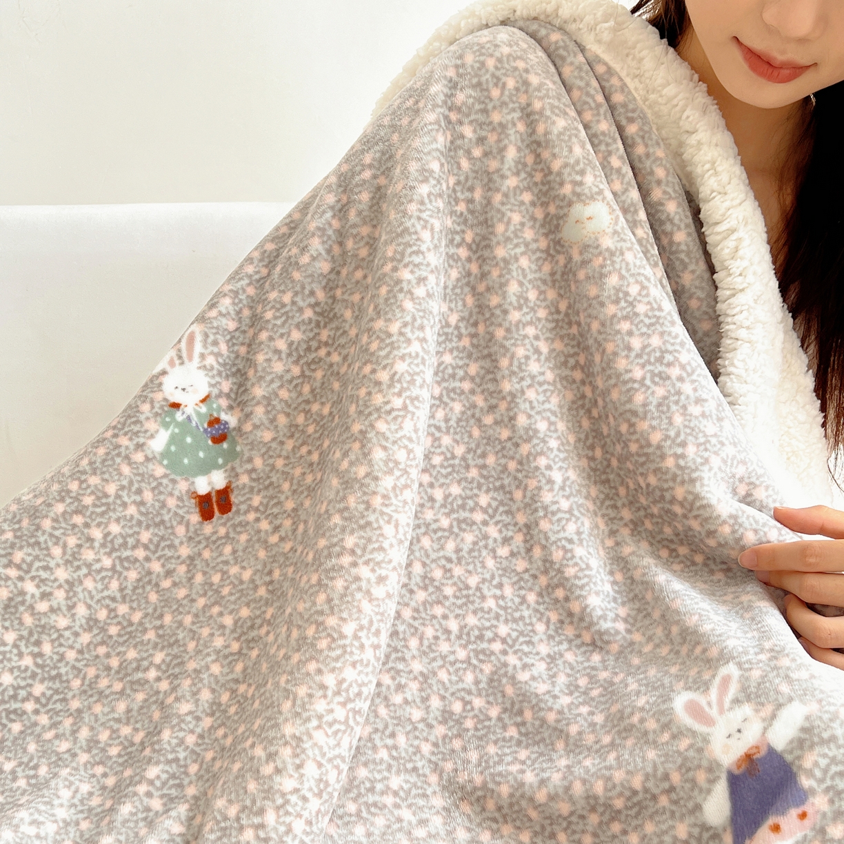 91家纺网 家纺一手货源 找家纺 桃子家居 2025新款A类ins小清新少女可爱奶油猫咪卡通加厚牛奶绒羊羔绒毛毯多功能毛毯 绒毛毯-MT甜甜兔