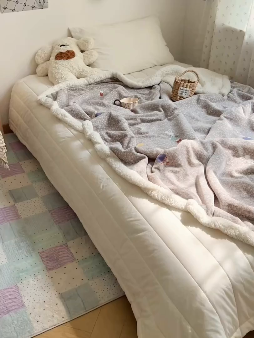 91家纺网 家纺一手货源 找家纺 桃子家居 2025新款A类ins小清新少女可爱奶油猫咪卡通加厚牛奶绒羊羔绒毛毯多功能毛毯 绒毛毯-MT甜甜兔