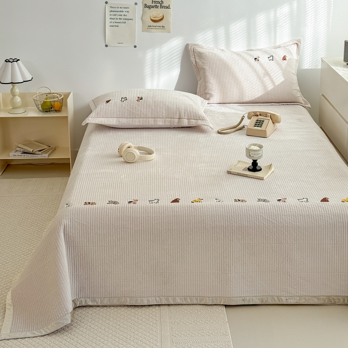 91家纺网 家纺一手货源 找家纺 法芙娜家纺 2025新款可爱刺绣宝宝绒床盖三件套 米白