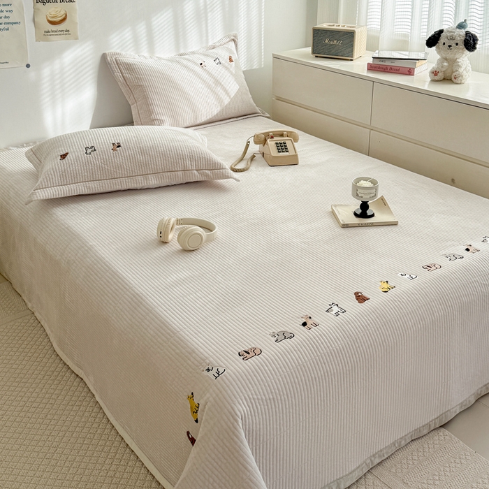 91家纺网 家纺一手货源 找家纺 法芙娜家纺 2025新款可爱刺绣宝宝绒床盖三件套 米白