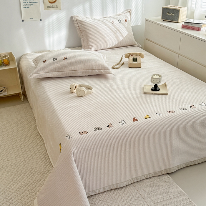 91家纺网 家纺一手货源 找家纺 法芙娜家纺 2025新款可爱刺绣宝宝绒床盖三件套 米白