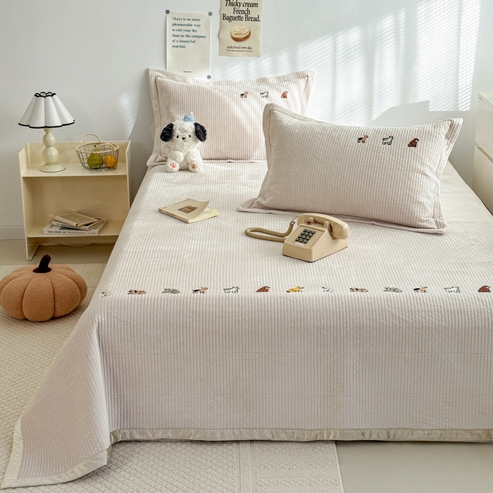 91家纺网 家纺一手货源 找家纺 法芙娜家纺 2025新款可爱刺绣宝宝绒床盖三件套 米白