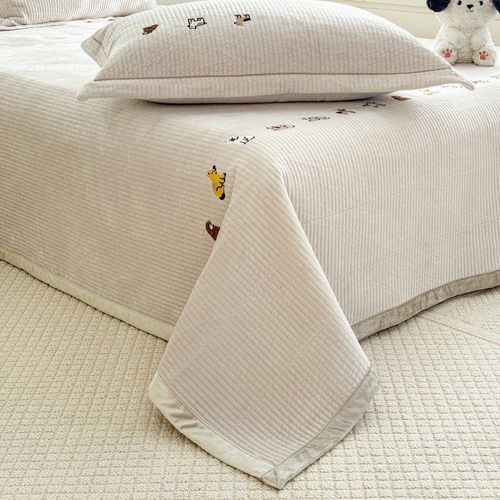 91家纺网 家纺一手货源 找家纺 法芙娜家纺 2025新款可爱刺绣宝宝绒床盖三件套 米白