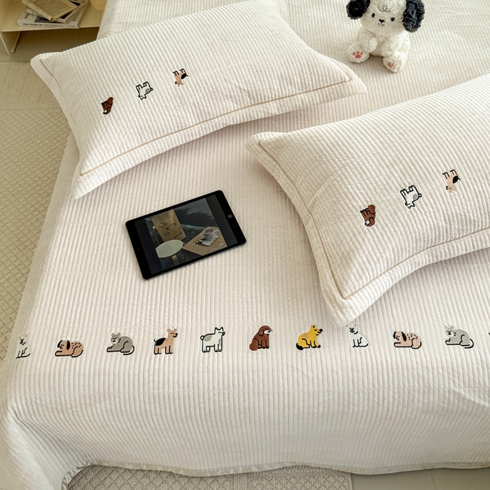 91家纺网 家纺一手货源 找家纺 法芙娜家纺 2025新款可爱刺绣宝宝绒床盖三件套 米白