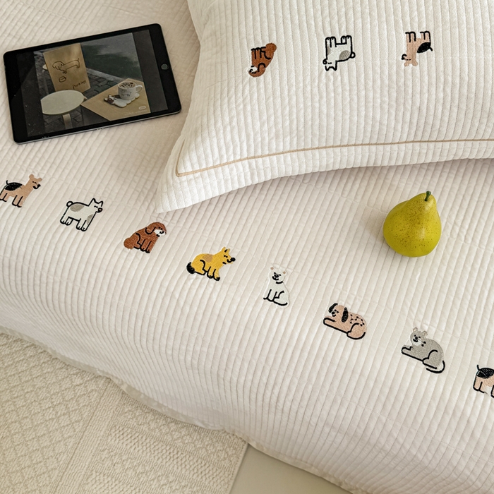 91家纺网 家纺一手货源 找家纺 法芙娜家纺 2025新款可爱刺绣宝宝绒床盖三件套 米白