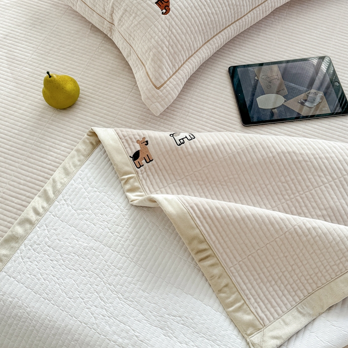 91家纺网 家纺一手货源 找家纺 法芙娜家纺 2025新款可爱刺绣宝宝绒床盖三件套 米白