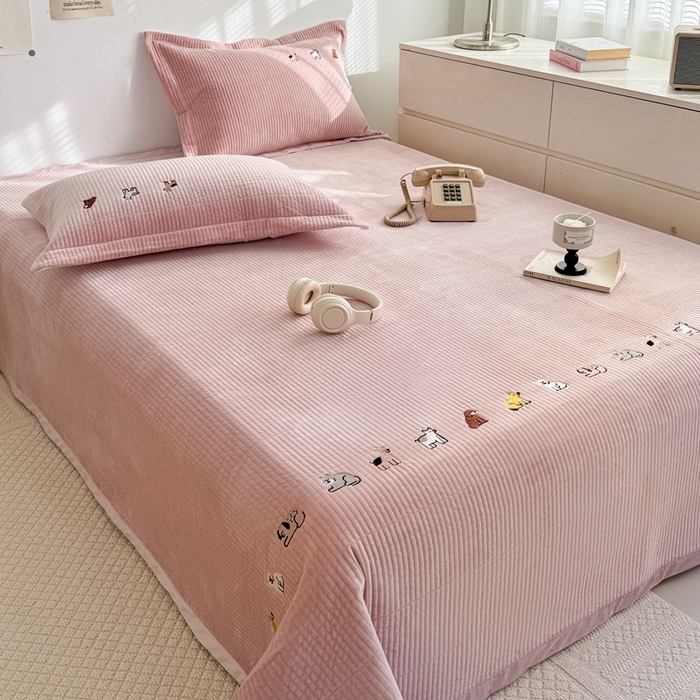 91家纺网 家纺一手货源 找家纺 法芙娜家纺 2025新款可爱刺绣宝宝绒床盖三件套 浅粉