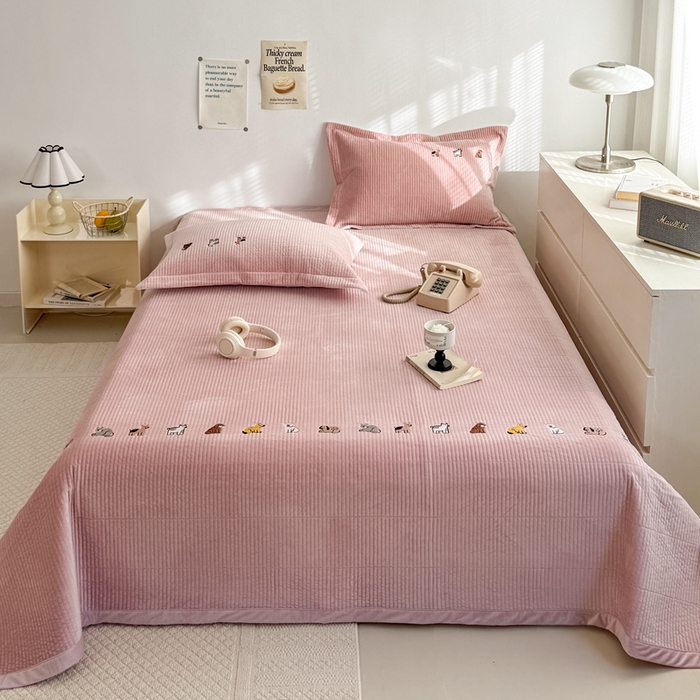 91家纺网 家纺一手货源 找家纺 法芙娜家纺 2025新款可爱刺绣宝宝绒床盖三件套 浅粉