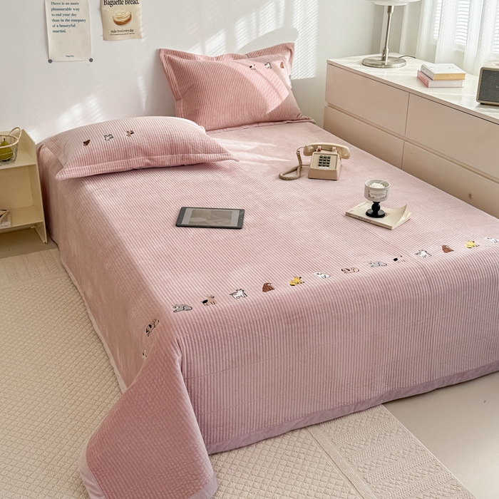 91家纺网 家纺一手货源 找家纺 法芙娜家纺 2025新款可爱刺绣宝宝绒床盖三件套 浅粉