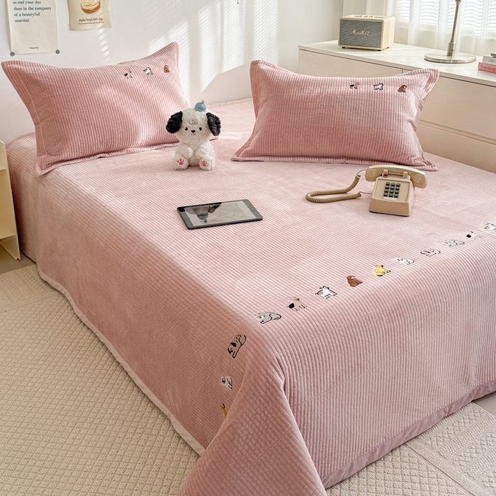 91家纺网 家纺一手货源 找家纺 法芙娜家纺 2025新款可爱刺绣宝宝绒床盖三件套 浅粉