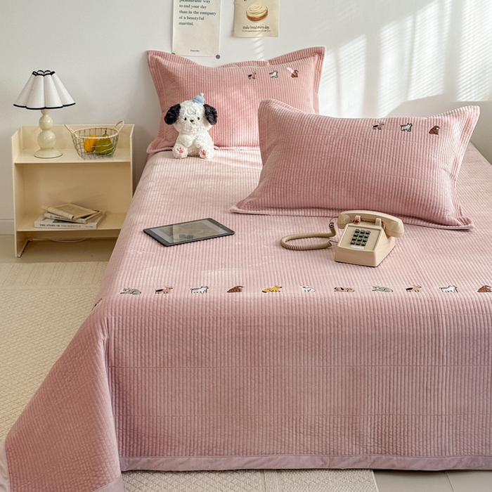 91家纺网 家纺一手货源 找家纺 法芙娜家纺 2025新款可爱刺绣宝宝绒床盖三件套 浅粉