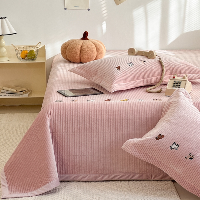 91家纺网 家纺一手货源 找家纺 法芙娜家纺 2025新款可爱刺绣宝宝绒床盖三件套 浅粉