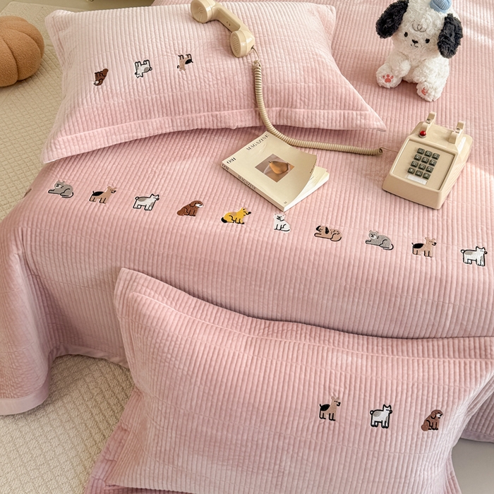 91家纺网 家纺一手货源 找家纺 法芙娜家纺 2025新款可爱刺绣宝宝绒床盖三件套 浅粉