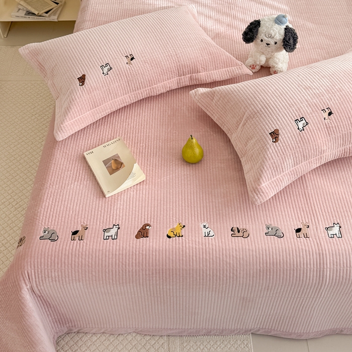 91家纺网 家纺一手货源 找家纺 法芙娜家纺 2025新款可爱刺绣宝宝绒床盖三件套 浅粉