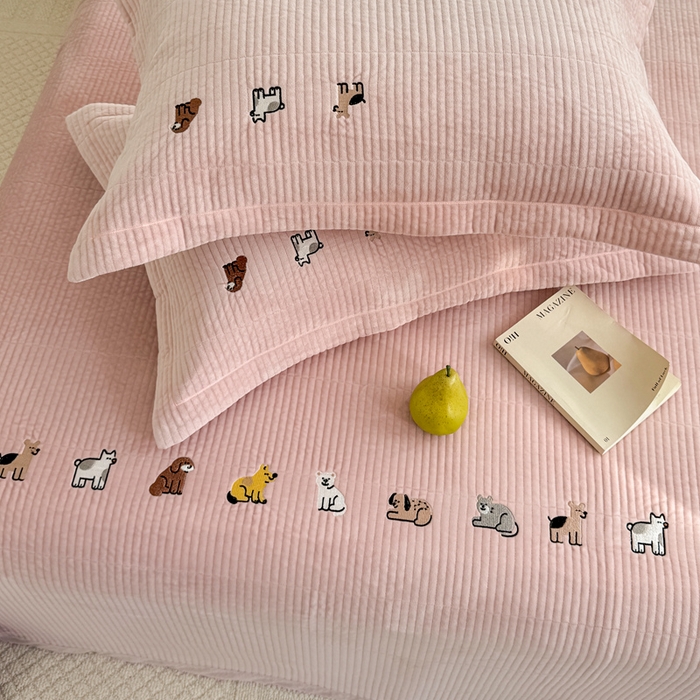 91家纺网 家纺一手货源 找家纺 法芙娜家纺 2025新款可爱刺绣宝宝绒床盖三件套 浅粉