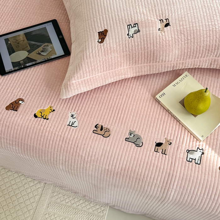 91家纺网 家纺一手货源 找家纺 法芙娜家纺 2025新款可爱刺绣宝宝绒床盖三件套 浅粉