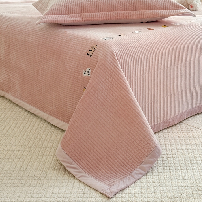 91家纺网 家纺一手货源 找家纺 法芙娜家纺 2025新款可爱刺绣宝宝绒床盖三件套 浅粉