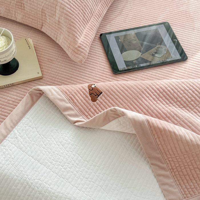 91家纺网 家纺一手货源 找家纺 法芙娜家纺 2025新款可爱刺绣宝宝绒床盖三件套 浅粉