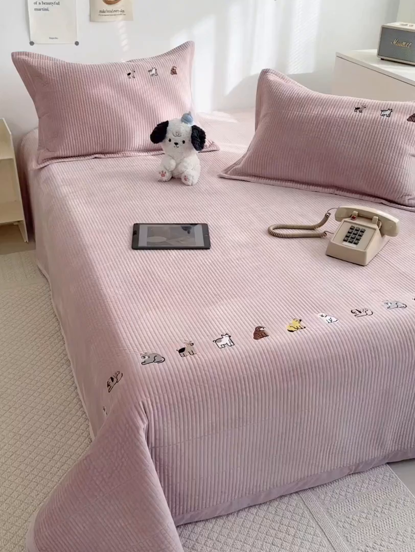 91家纺网 家纺一手货源 找家纺 法芙娜家纺 2025新款可爱刺绣宝宝绒床盖三件套 浅粉