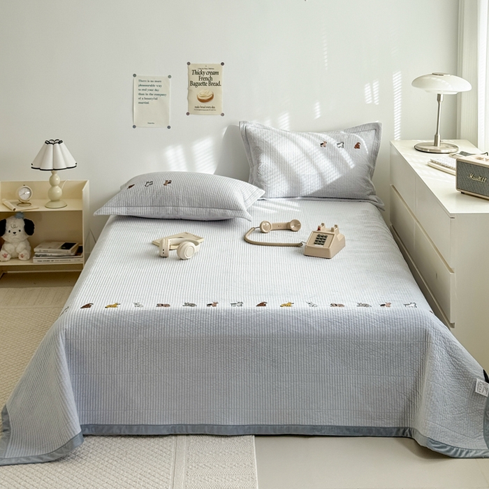 91家纺网 家纺一手货源 找家纺 法芙娜家纺 2025新款可爱刺绣宝宝绒床盖三件套 浅灰