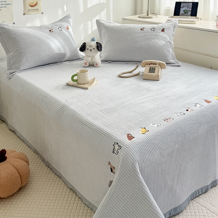 91家纺网 家纺一手货源 找家纺 法芙娜家纺 2025新款可爱刺绣宝宝绒床盖三件套 浅灰