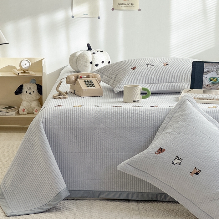 91家纺网 家纺一手货源 找家纺 法芙娜家纺 2025新款可爱刺绣宝宝绒床盖三件套 浅灰