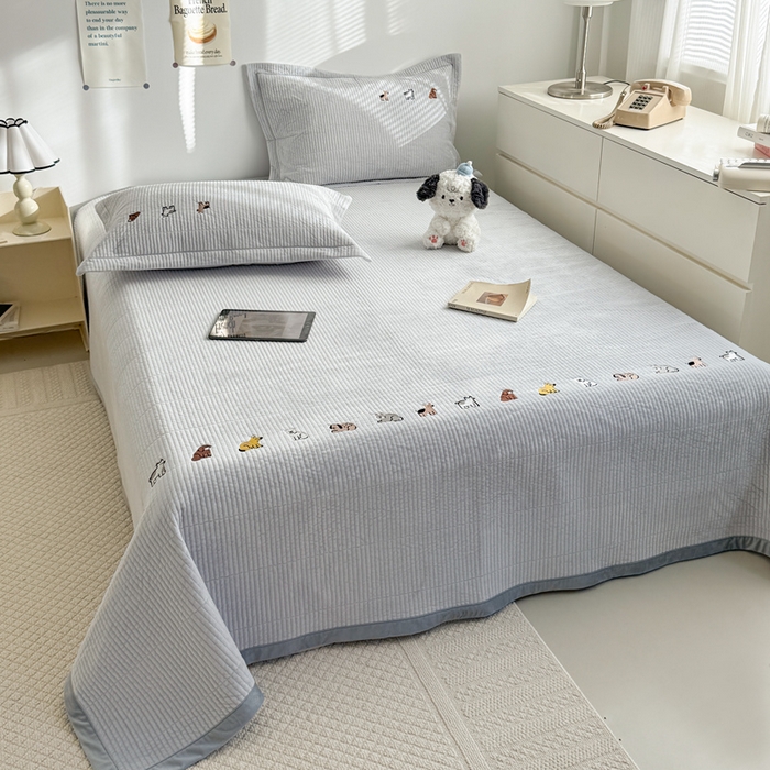 91家纺网 家纺一手货源 找家纺 法芙娜家纺 2025新款可爱刺绣宝宝绒床盖三件套 浅灰