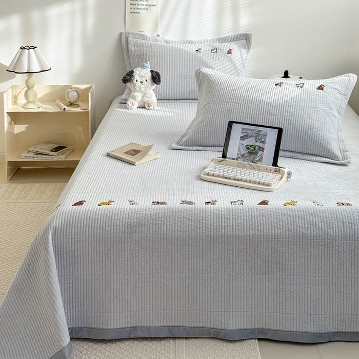 91家纺网 家纺一手货源 找家纺 法芙娜家纺 2025新款可爱刺绣宝宝绒床盖三件套 浅灰