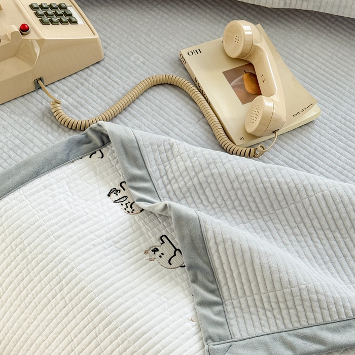 91家纺网 家纺一手货源 找家纺 法芙娜家纺 2025新款可爱刺绣宝宝绒床盖三件套 浅灰