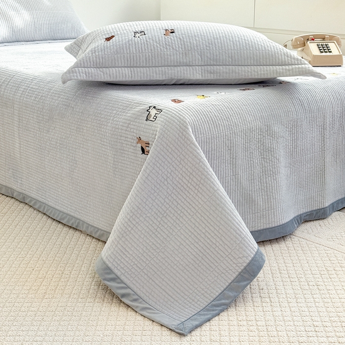 91家纺网 家纺一手货源 找家纺 法芙娜家纺 2025新款可爱刺绣宝宝绒床盖三件套 浅灰