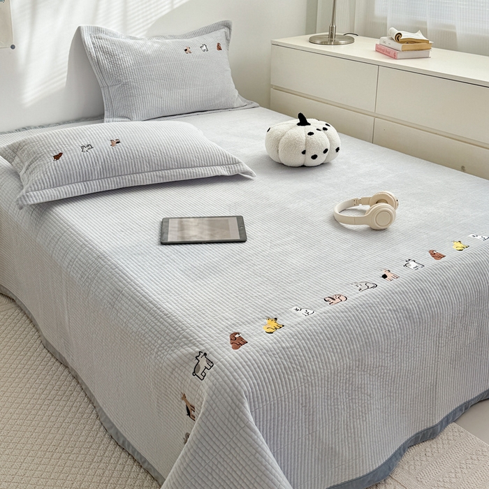 91家纺网 家纺一手货源 找家纺 法芙娜家纺 2025新款可爱刺绣宝宝绒床盖三件套 浅灰