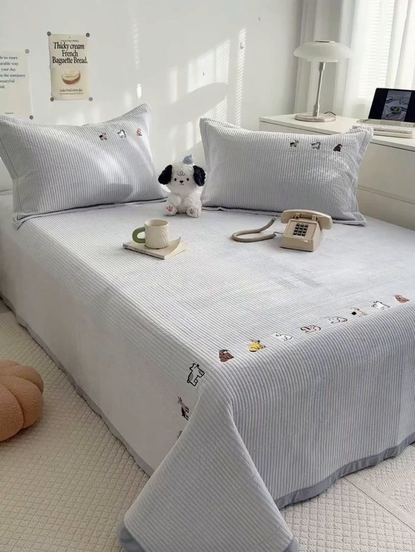 91家纺网 家纺一手货源 找家纺 法芙娜家纺 2025新款可爱刺绣宝宝绒床盖三件套 浅灰