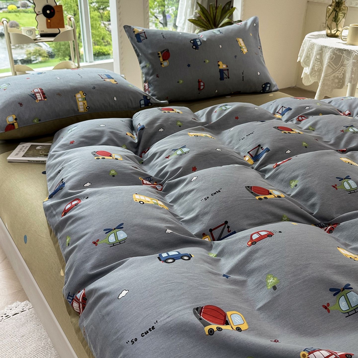 91家纺网 家纺一手货源 找家纺 缦纱 2025新款全棉纯棉小清新喷气13372印花40支纯棉四件套 卡车乐园-灰