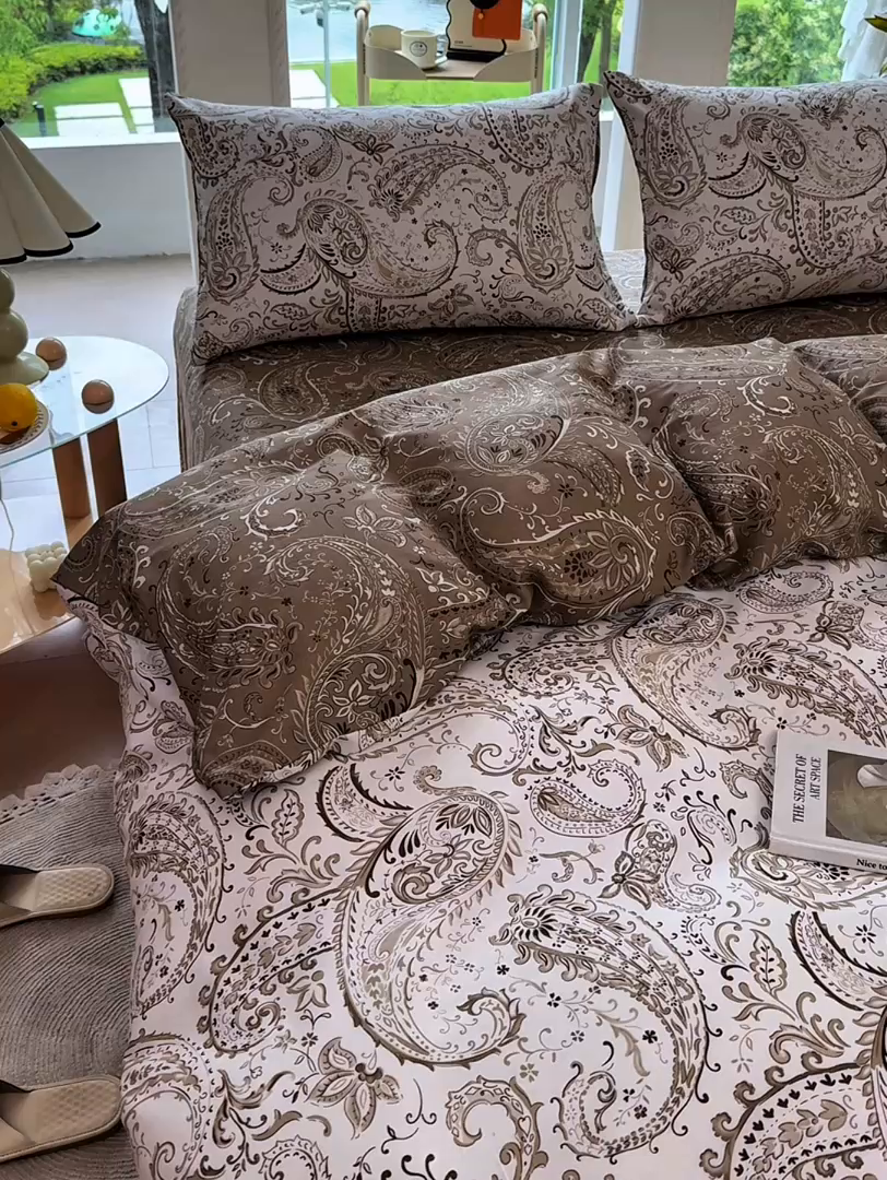 91家纺网 家纺一手货源 找家纺 缦纱 2025新款全棉纯棉小清新喷气13372印花40支纯棉四件套 荷韵-咖