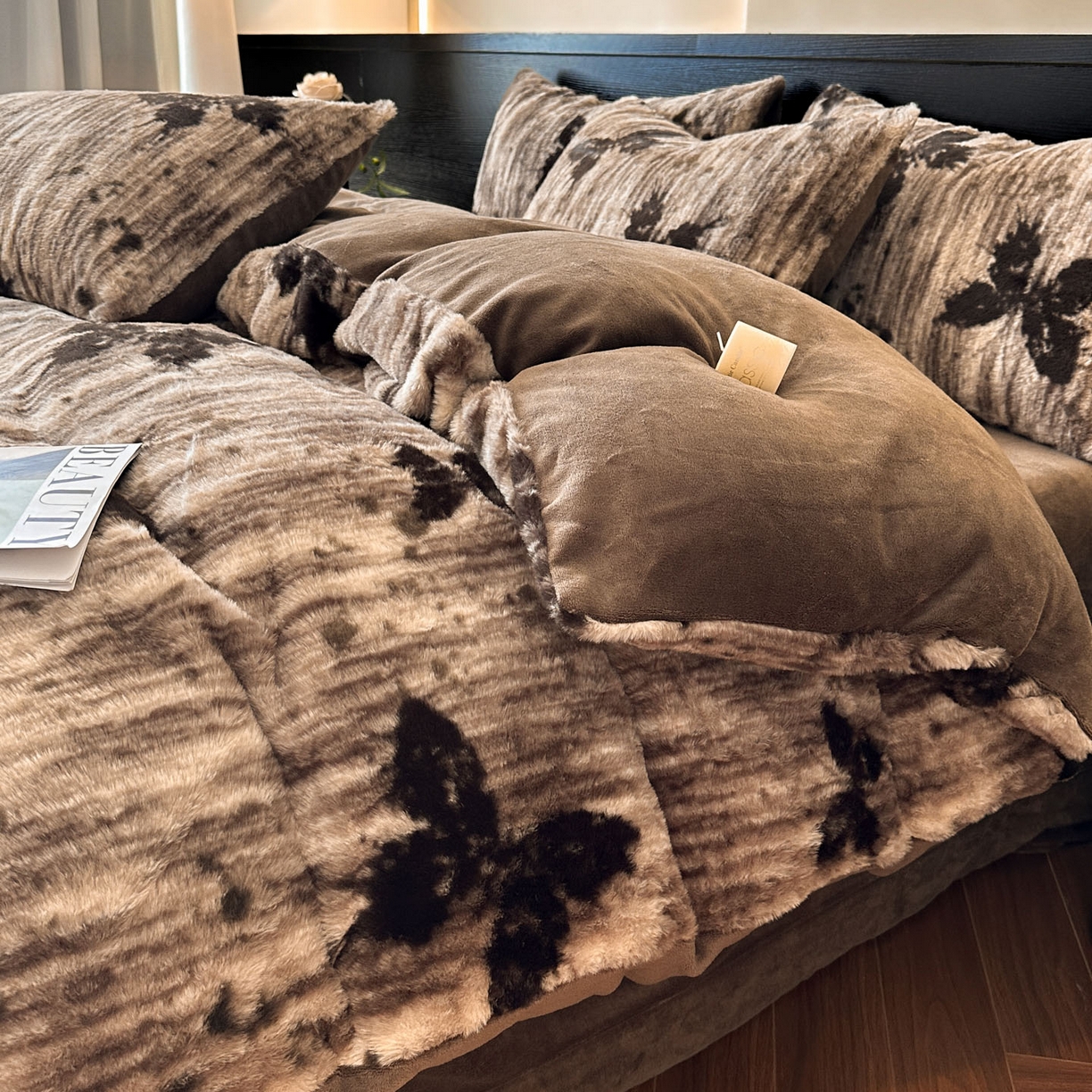 91家纺网 家纺一手货源 找家纺 金阳光家纺 2025新款A类高克重兔毛绒保暖印花牛奶绒四件套 美拉德系列 美拉德-蝶舞卡其