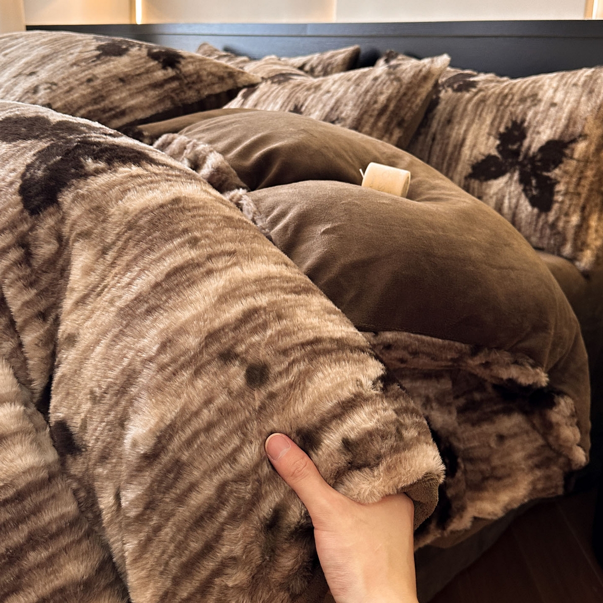 91家纺网 家纺一手货源 找家纺 金阳光家纺 2025新款A类高克重兔毛绒保暖印花牛奶绒四件套 美拉德系列 美拉德-蝶舞卡其