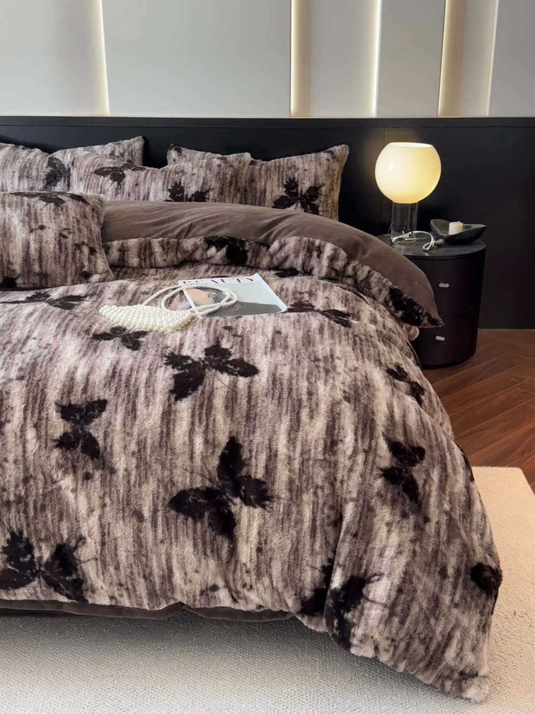 91家纺网 家纺一手货源 找家纺 金阳光家纺 2025新款A类高克重兔毛绒保暖印花牛奶绒四件套 美拉德系列 美拉德-蝶舞卡其