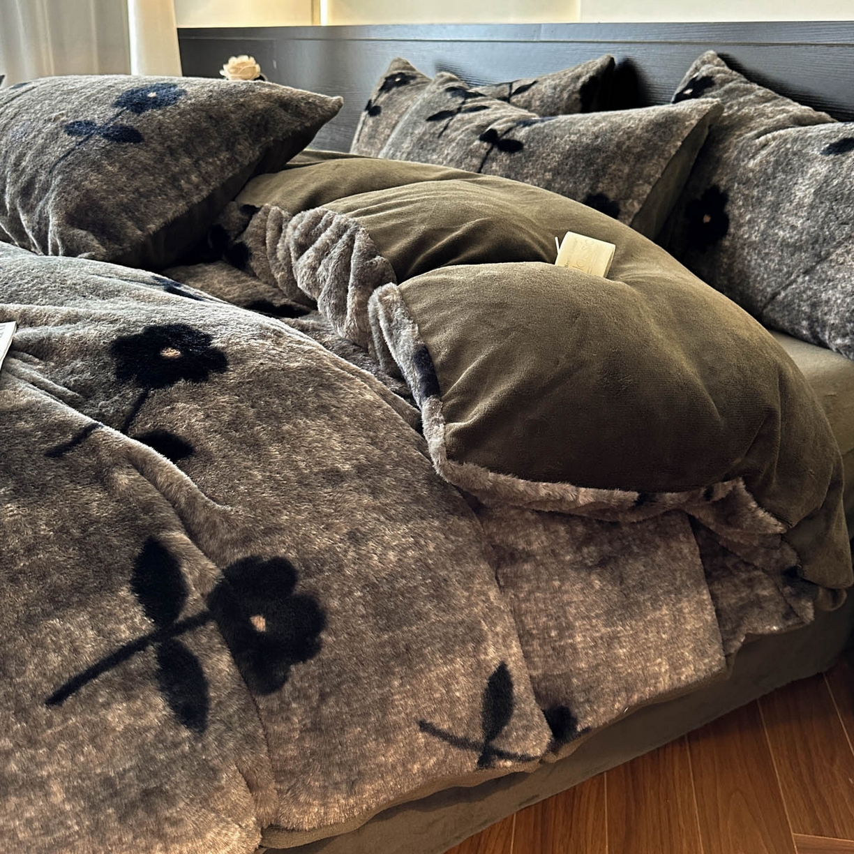 91家纺网 家纺一手货源 找家纺 金阳光家纺 2025新款A类高克重兔毛绒保暖印花牛奶绒四件套 美拉德系列 美拉德-花语