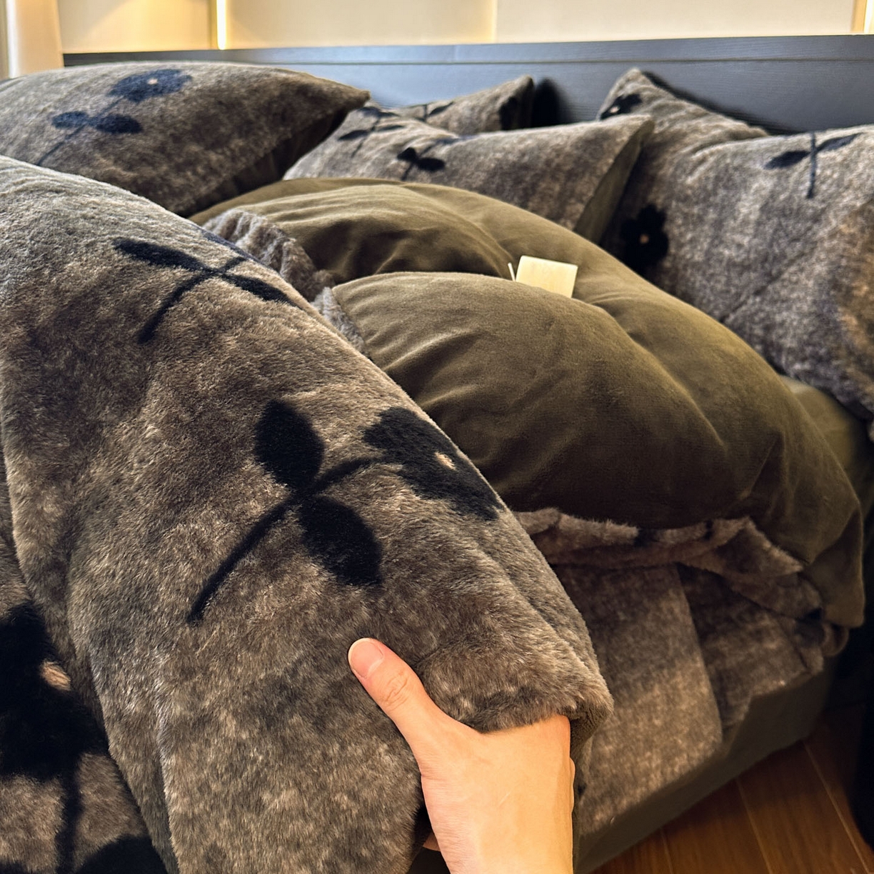 91家纺网 家纺一手货源 找家纺 金阳光家纺 2025新款A类高克重兔毛绒保暖印花牛奶绒四件套 美拉德系列 美拉德-花语