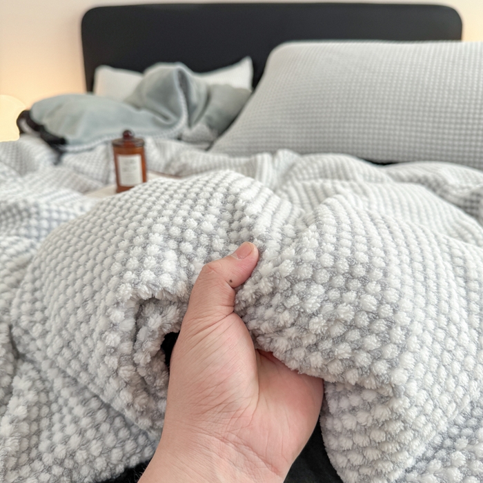 91家纺网 家纺一手货源 找家纺 KA家纺 2025冬兔毛边阳离子提花牛奶绒四件套 温雅系列 温雅灰