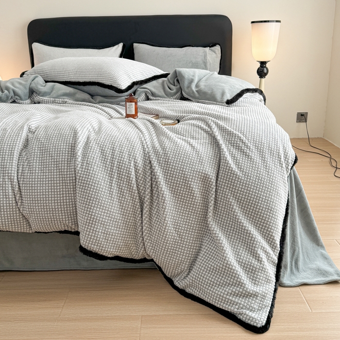 91家纺网 家纺一手货源 找家纺 KA家纺 2025冬兔毛边阳离子提花牛奶绒四件套 温雅系列 温雅灰