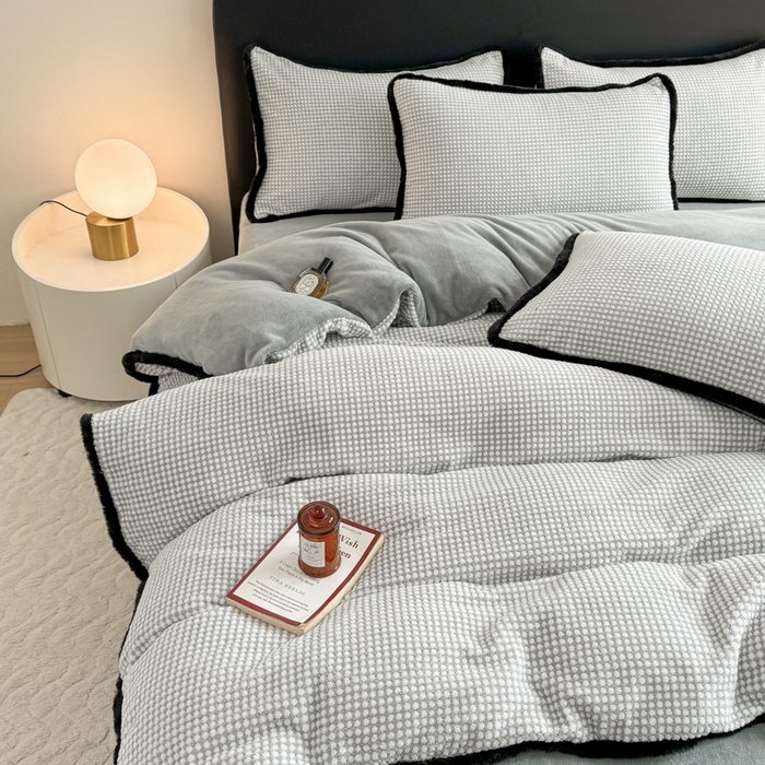 91家纺网 家纺一手货源 找家纺 KA家纺 2025冬兔毛边阳离子提花牛奶绒四件套 温雅系列 温雅灰