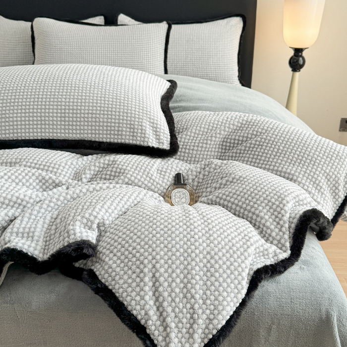 91家纺网 家纺一手货源 找家纺 KA家纺 2025冬兔毛边阳离子提花牛奶绒四件套 温雅系列 温雅灰