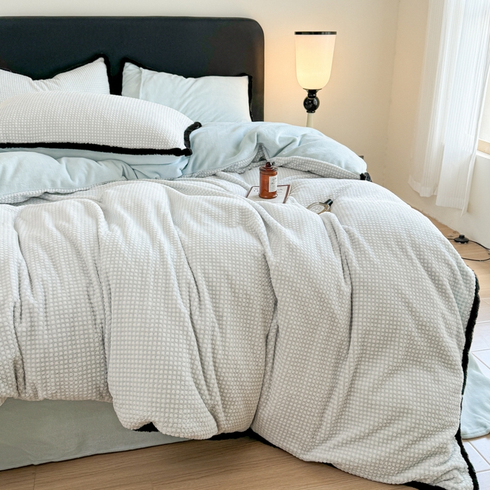 91家纺网 家纺一手货源 找家纺 KA家纺 2025冬兔毛边阳离子提花牛奶绒四件套 温雅系列 温雅蓝