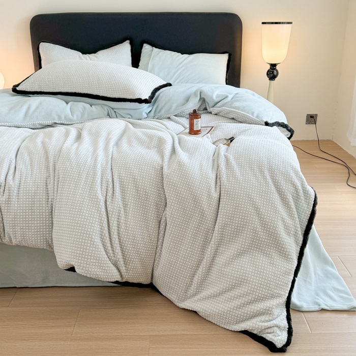 91家纺网 家纺一手货源 找家纺 KA家纺 2025冬兔毛边阳离子提花牛奶绒四件套 温雅系列 温雅蓝