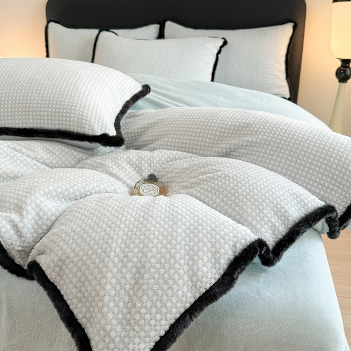 91家纺网 家纺一手货源 找家纺 KA家纺 2025冬兔毛边阳离子提花牛奶绒四件套 温雅系列 温雅蓝