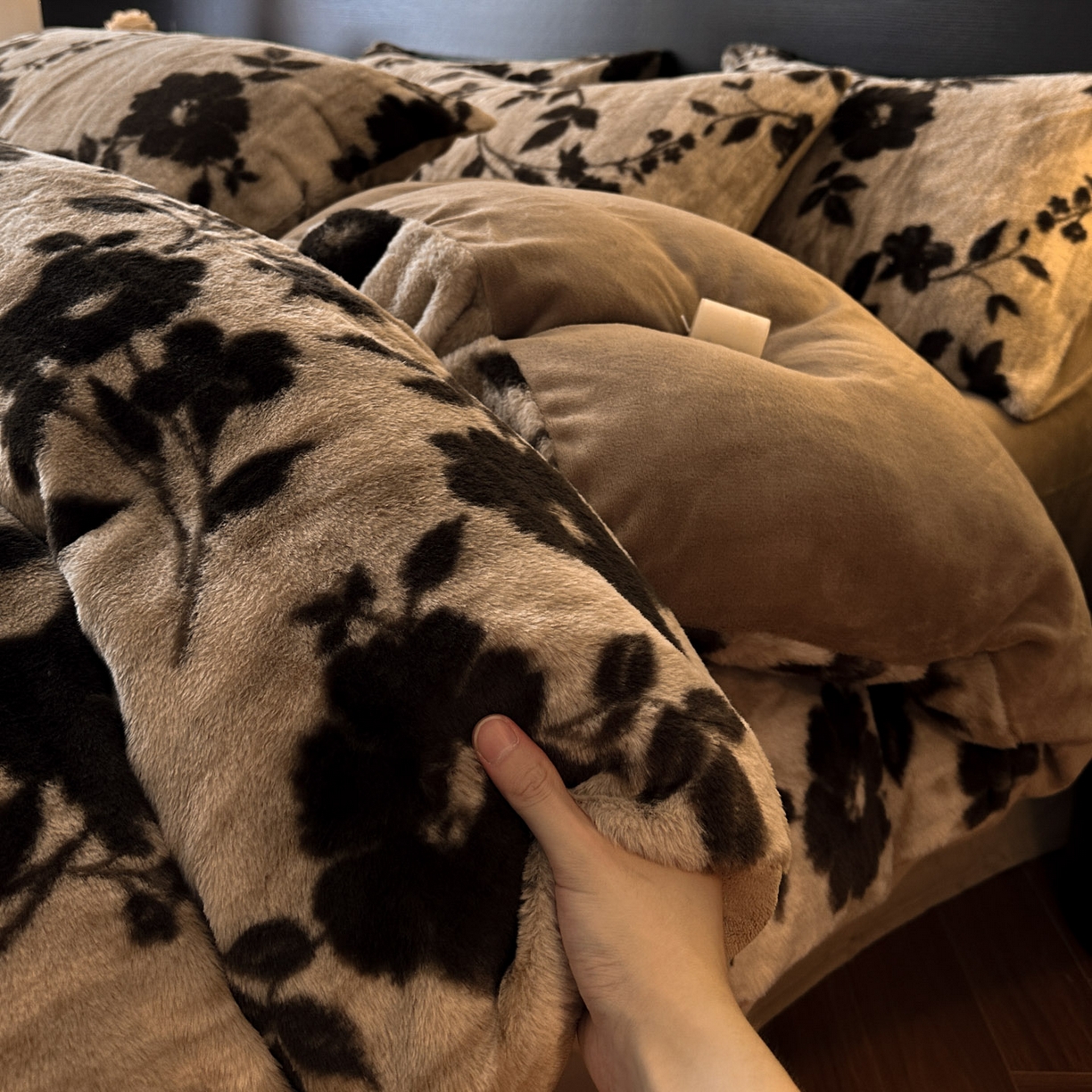 91家纺网 家纺一手货源 找家纺 金阳光家纺 2025新款A类高克重兔毛绒保暖印花牛奶绒四件套 美拉德系列 美拉德-漫漫